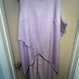 Sleeveless
Crew Neck
Tank Top
Sharkbite Hem
Solid